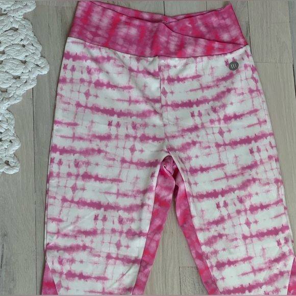 🩷🤍Tiger Mist Sports Bra and Leggings Set🤍🩷 - Picture 12 of 15